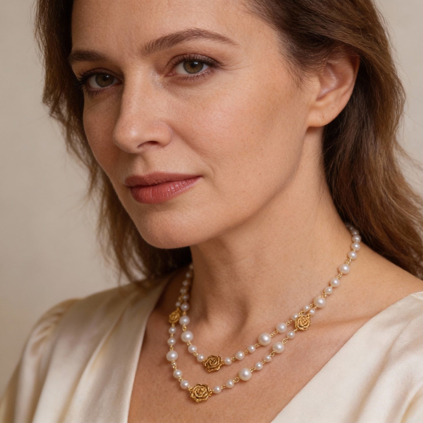 Elegante zweireihige Perlenkette mit zarten Rosendetails