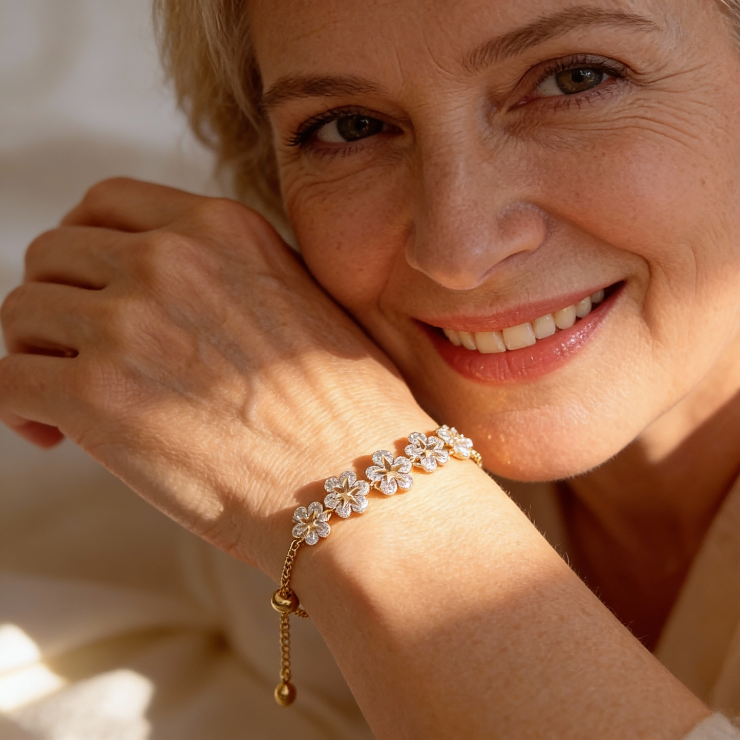 Elegantes Blumen-Armband mit verstellbarem Kettchen und funkelnden Kristallsteinen