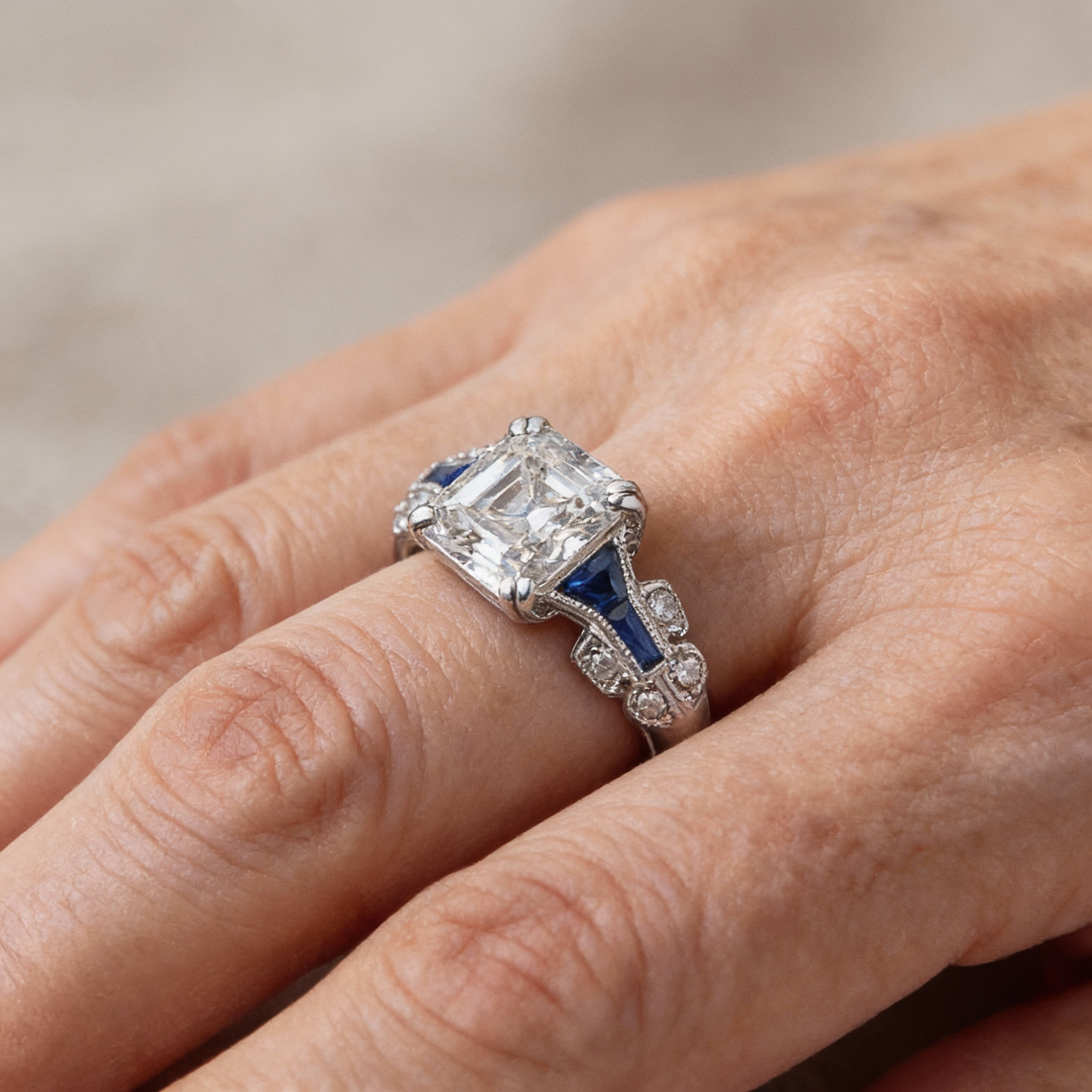 Glänzender Vintage-Ring in Blau