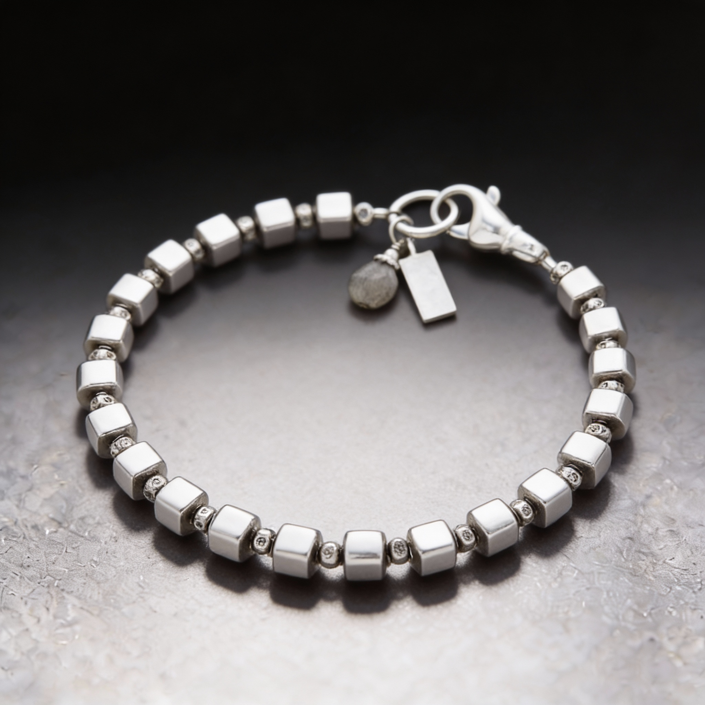 Mattiertes Würfel-Armband mit funkelndem Labradorit-Anhänger