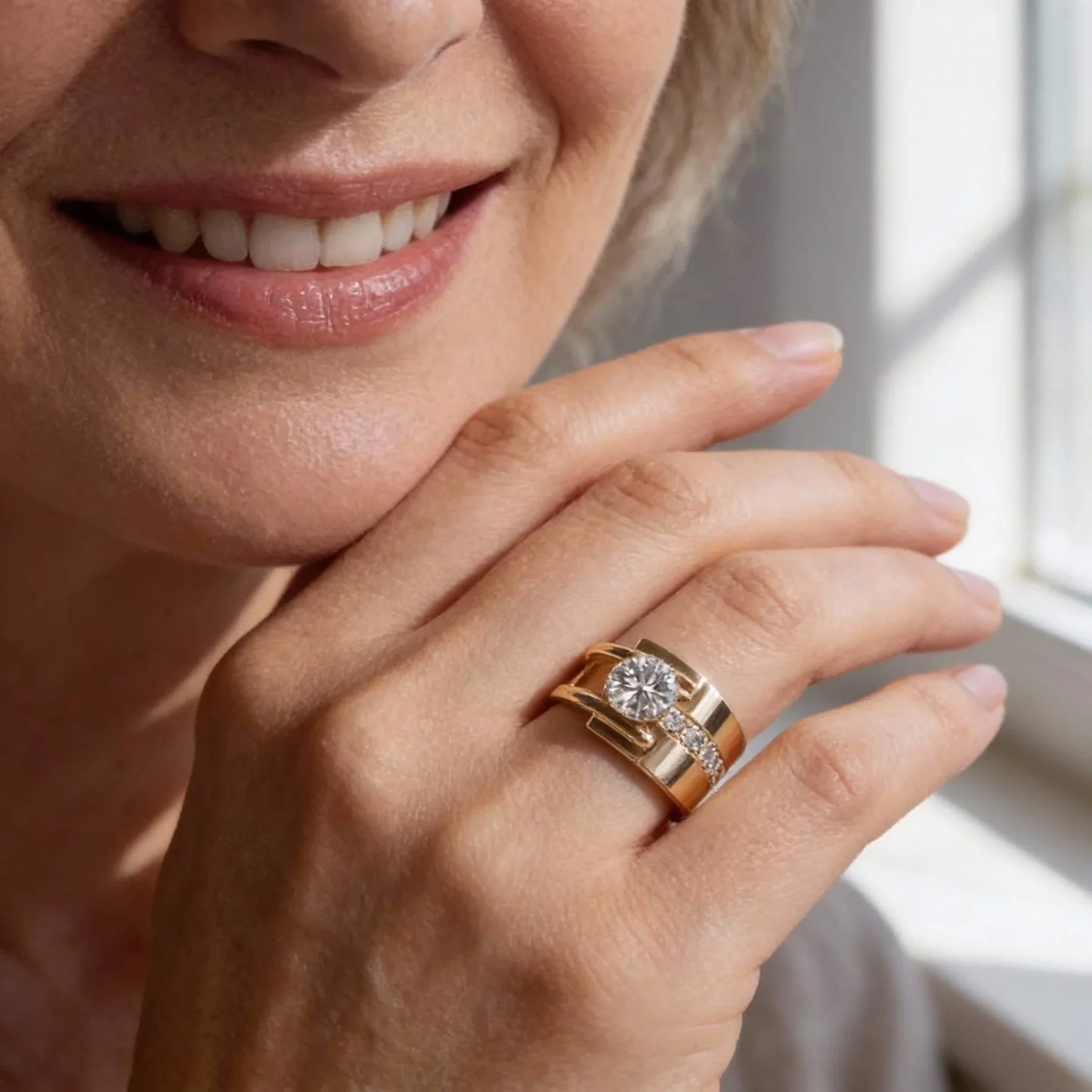 Goldener asymmetrischer Vintage-Ring mit Zirkonia