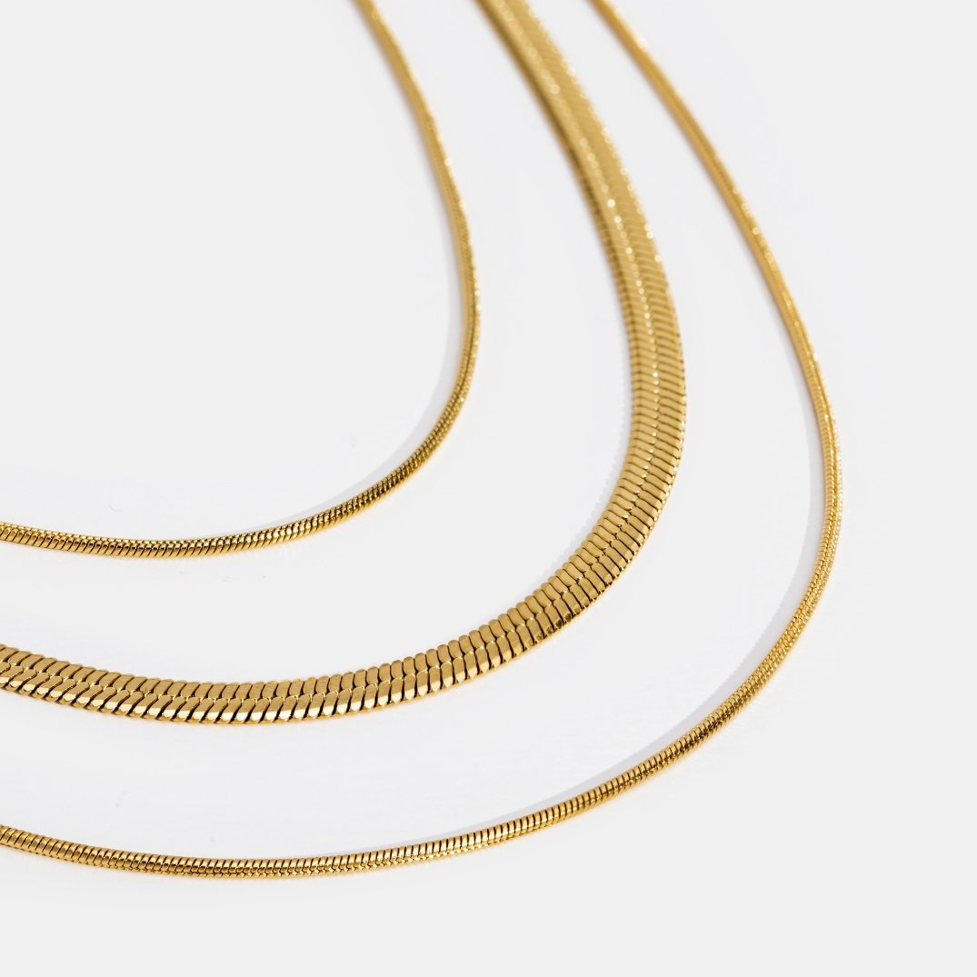 Zeitloses Layering aus glatten, geschmeidigen Schlangenketten für elegante Looks