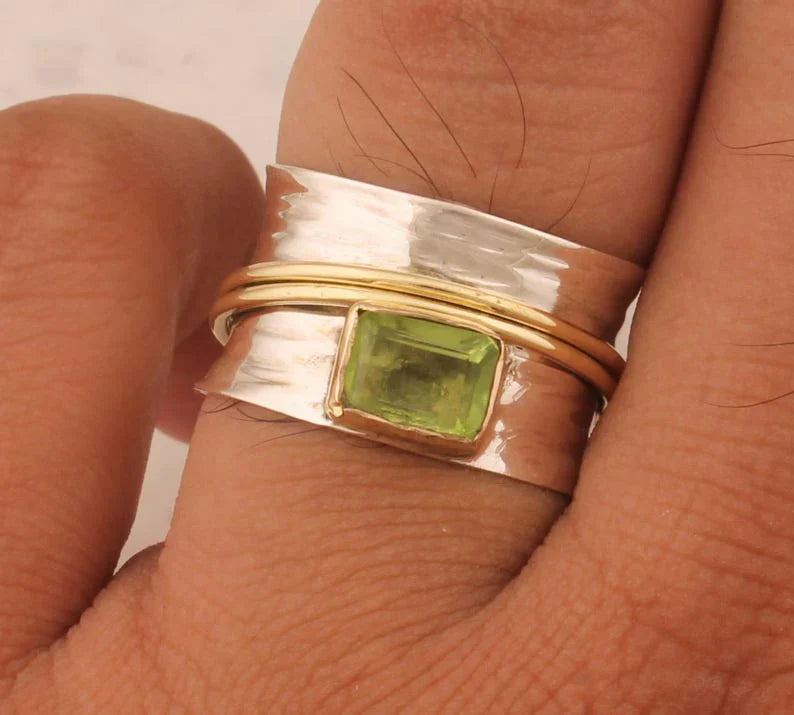 Handgefertigter Silberring mit Peridot-Edelstein und Golddetails