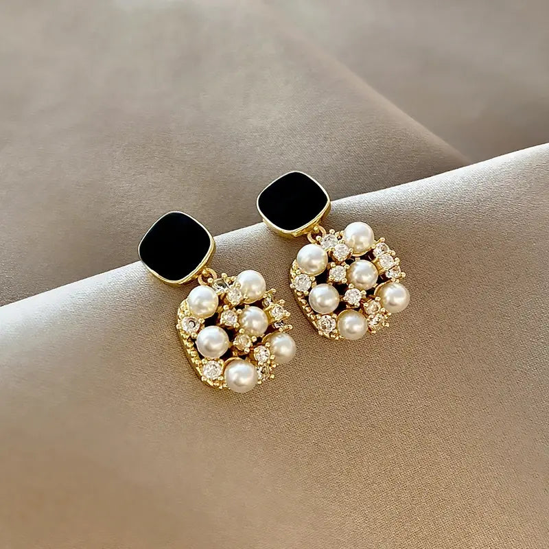 Elegante Ohrringe mit schwarzen Quadraten und glänzenden Perlen