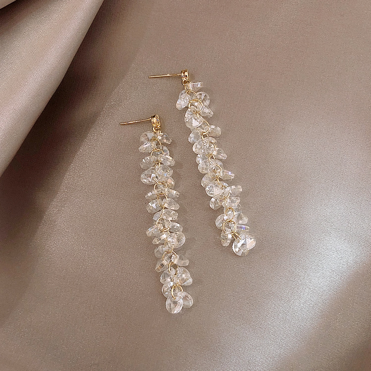 Funkelnde Kristall-Ohrringe mit zarten Wassertropfen-Kaskaden
Transparente Kristall-Ohrhänger mit eleganten Tropfen-Elementen
