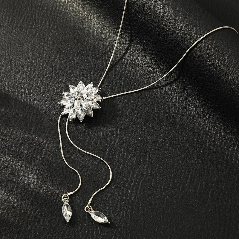 Elegante Kristall-Lariat-Halskette mit funkelndem Blumen-Zirkonia-Anhänger