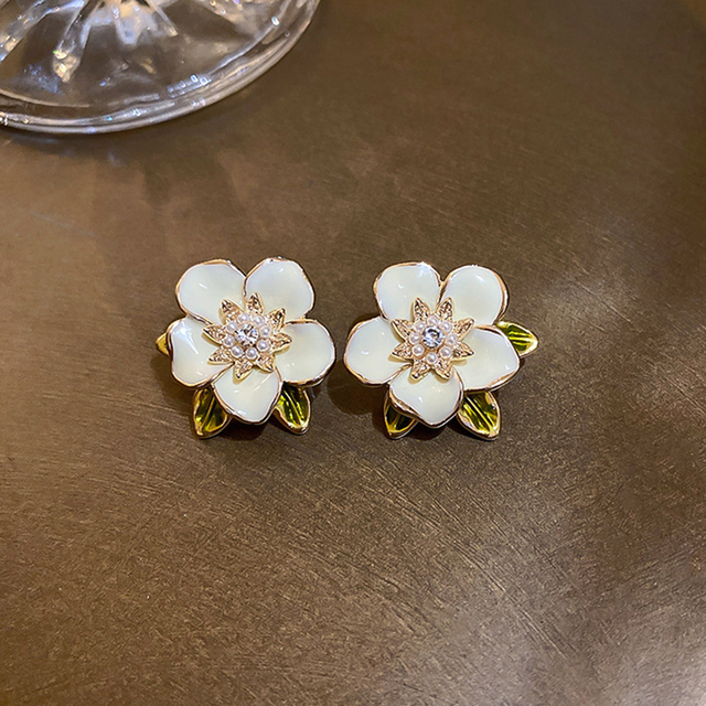 Cremefarbene Emaille-Blütenohrstecker mit funkelnden Zirkonen und Blättern