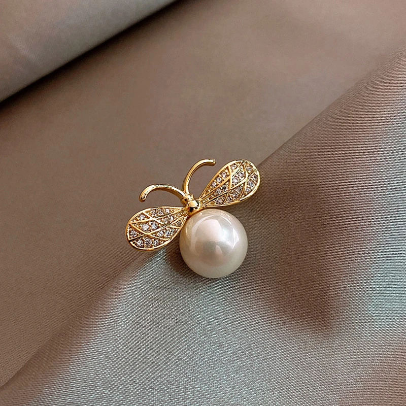 Elegante Perlen-Brosche mit funkelnden Zirkonia-Flügeln