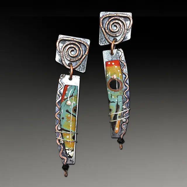Handgefertigte Emaille-Ohrringe im Ethno-Stil mit kunstvollen Wirbel-Details