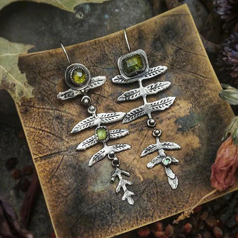 Boho Vintage Blatt-Ohrringe mit Peridot-Edelsteinen in Antik-Optik