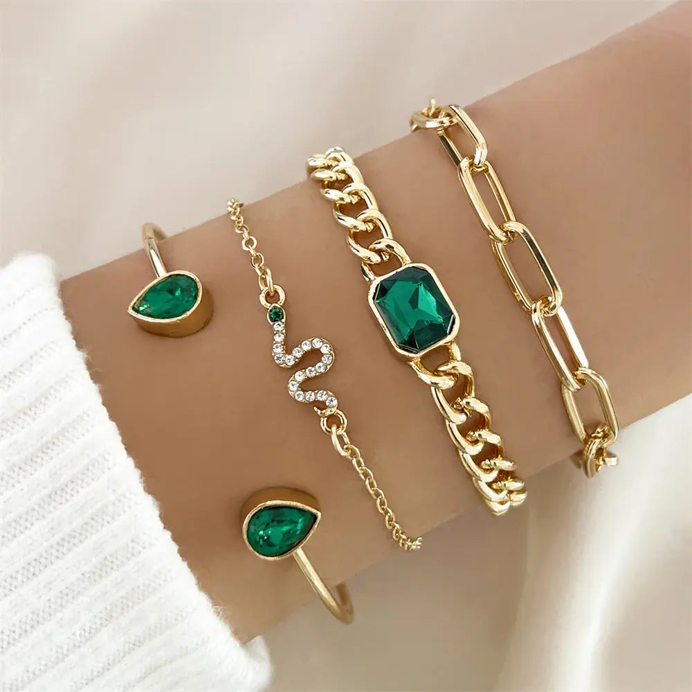 Elegantes Armband-Set mit grünen Kristallsteinen und Schlangendesign