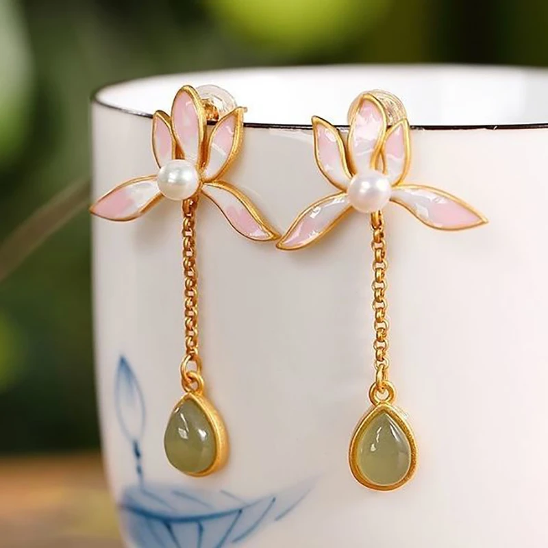 Elegante Blumen-Ohrhänger mit Süßwasserperlen und Jade-Tropfen