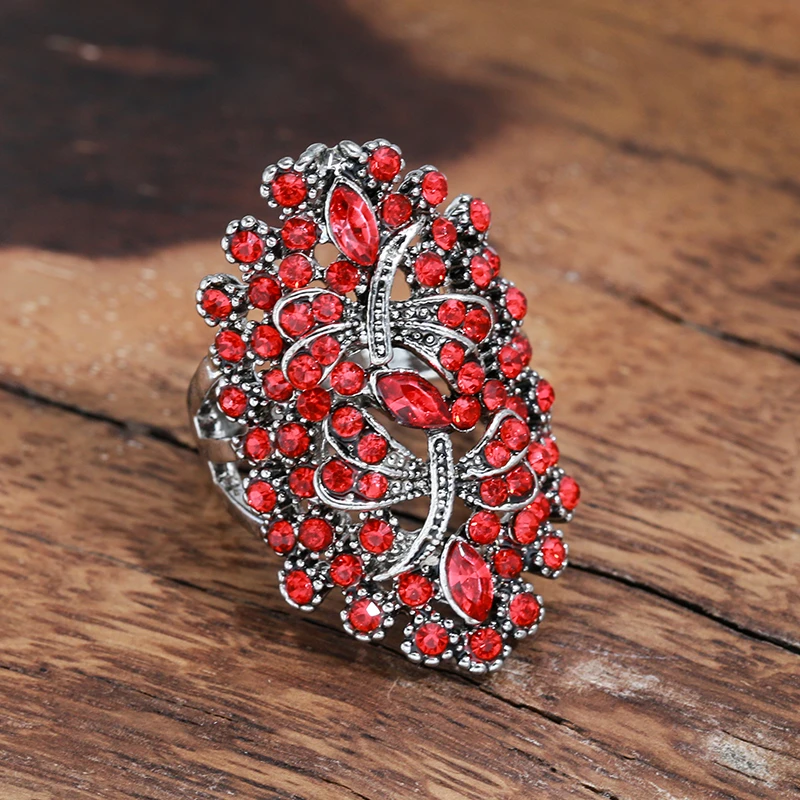 Eleganter Ring mit rotem Kristall