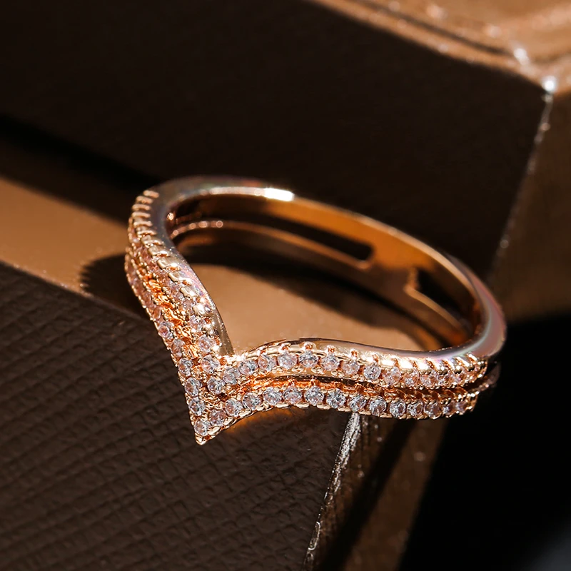 Glänzender eleganter Ring