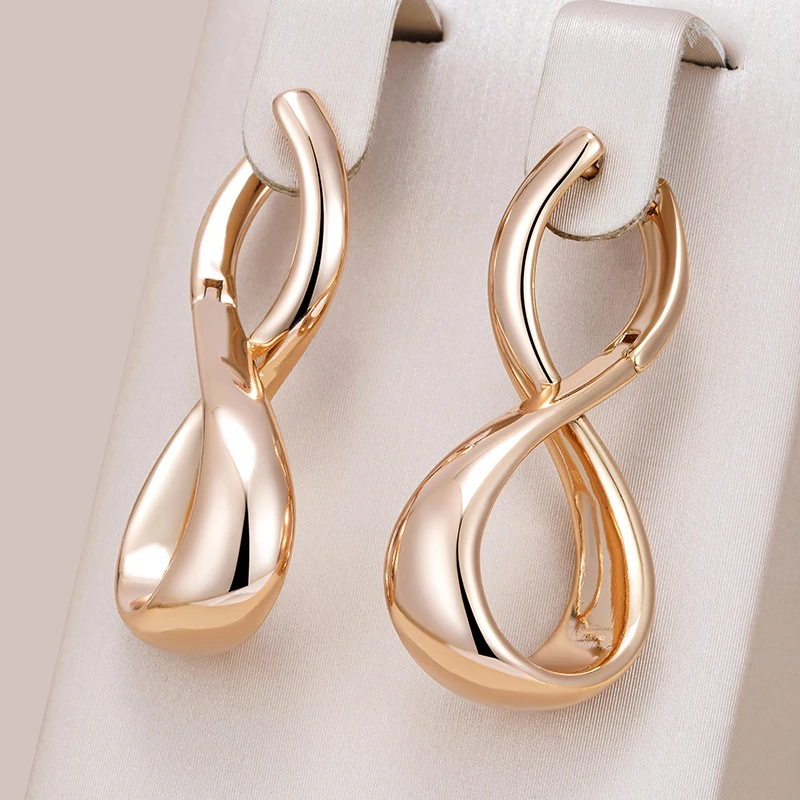 Elegante Tropfenform-Creolen mit luxuriösem Rosé-Finish
Glänzende geschwungene Ohrringe mit edlem Rosé-Ton
Moderne Statement-Ohrringe in fließender Rosé-Optik