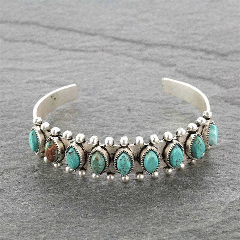 Vintage Türkis-Armband mit einzigartigen Details und antikem Flair