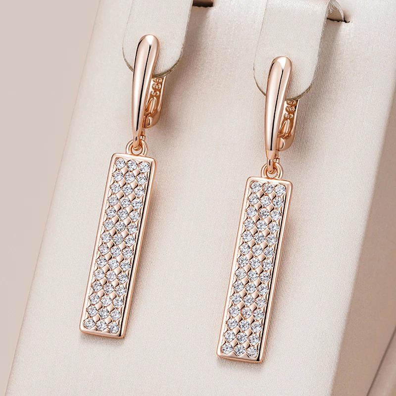 Elegante roségoldfarbene Ohrhänger mit glitzernden Zirkonia Steinen