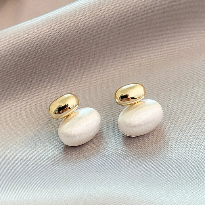 Elegante Ohrstecker mit tropfenförmigen Elementen und Perlen-Optik