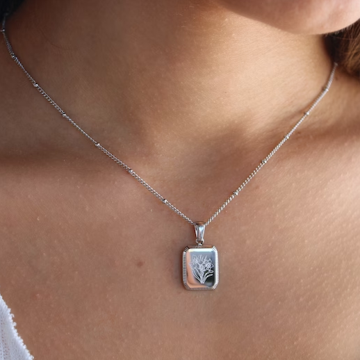 Elegante Halskette mit filigranem Blumenanhänger und feiner Kette