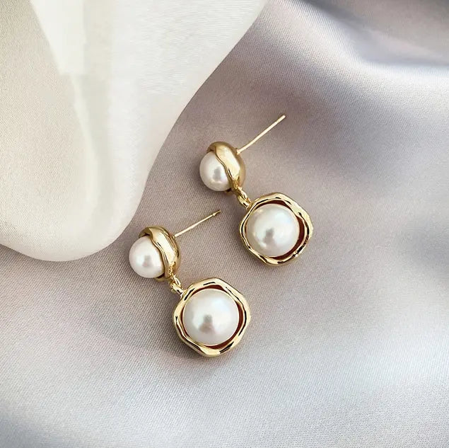Elegante Tropfenohrringe mit Perlen und welligem Rahmen