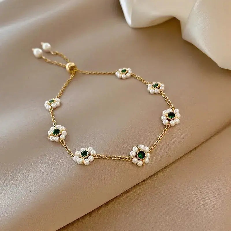 Elegantes Perlenblüten Armband mit funkelnden Zirkonia