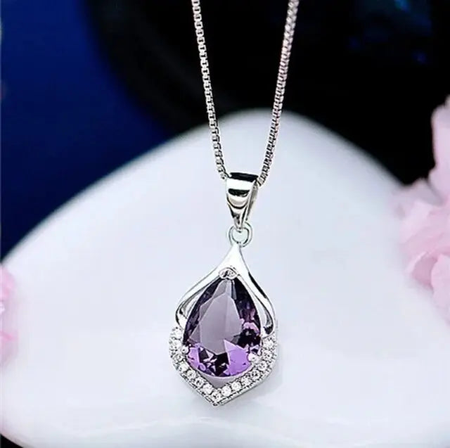 Elegante Halskette mit lila Amethyst-Tropfen-Anhänger und Zirkonia