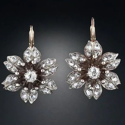 Funkelnde Blumenohrringe mit Kristallen im Vintage-Design