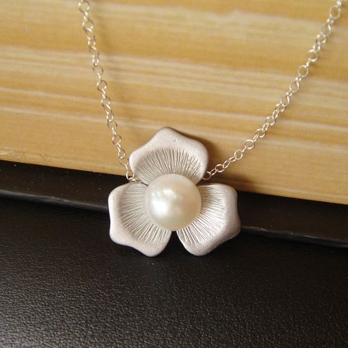 Elegante Blumen-Halskette mit weißer Süßwasserperle und mattiertem Finish