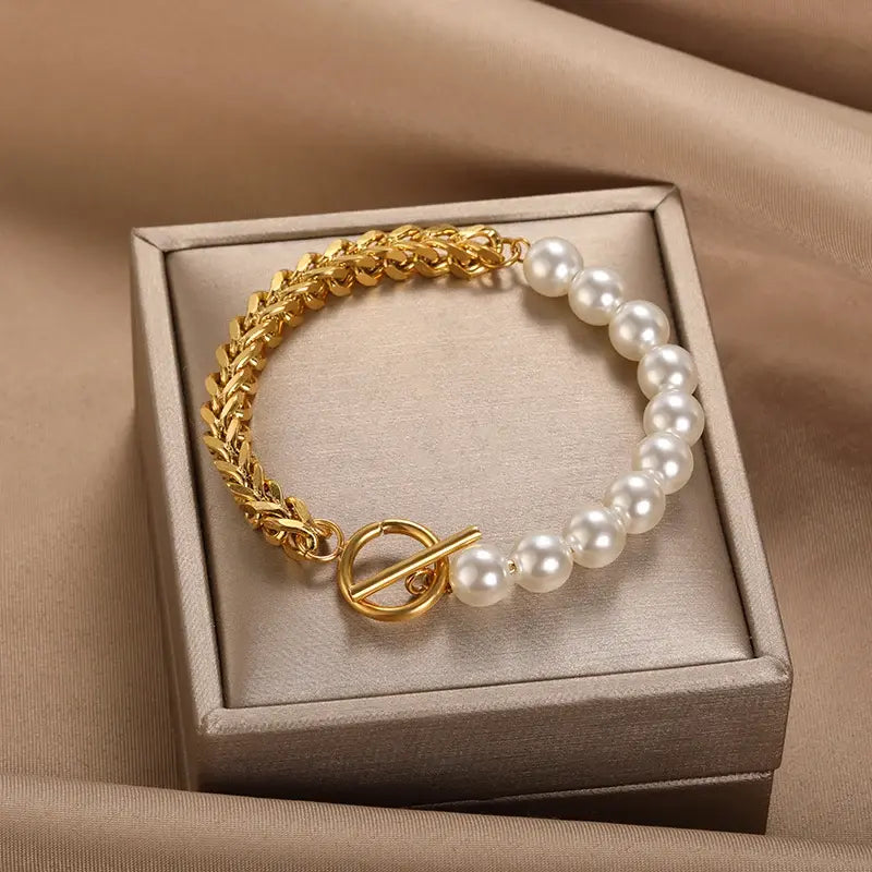 Elegantes Armband mit glänzenden Perlen und geflochtener Gliederkette