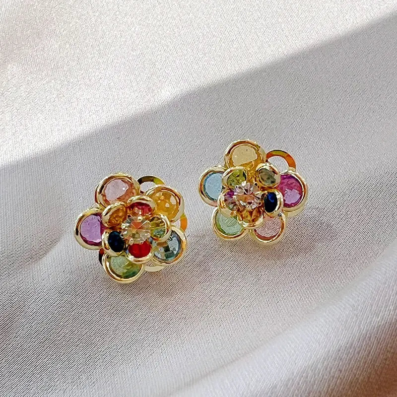 Bunte Blumen-Ohrstecker mit funkelnden Kristallen