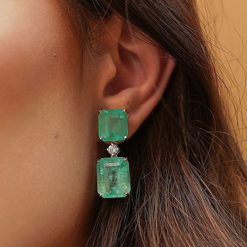 Ohrringe mit doppelten Smaragd- und Diamant-Tropfen