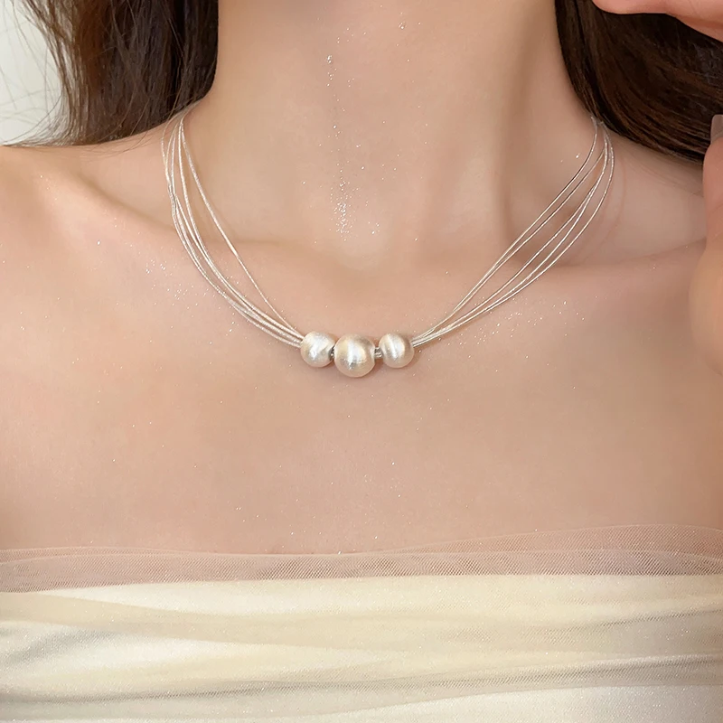 Eleganter Perlen-Choker: Mehrreihige Halskette mit glänzenden Kugeln
