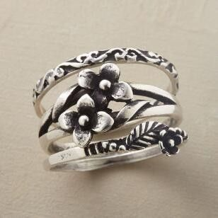 Ring mit Knotenmuster und Edelstein