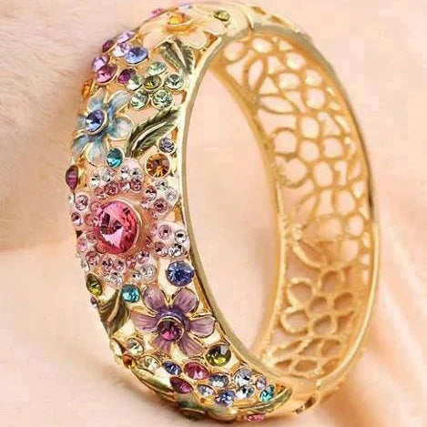 Goldener Vintage-Ring mit farbigen Kristallen