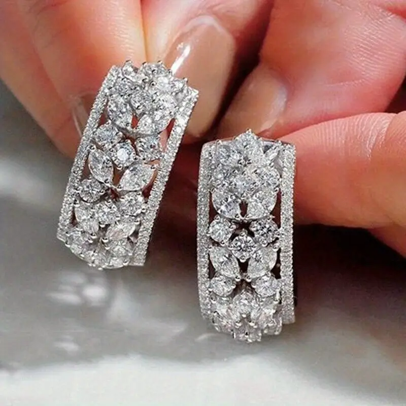 Glamouröse breite Diamantohrringe mit funkelndem Blumenmuster