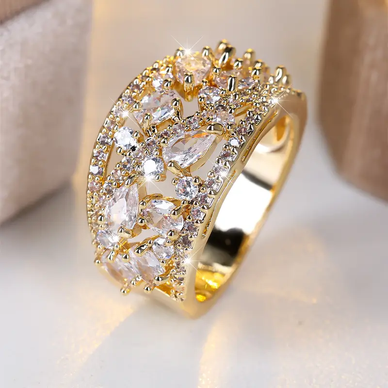Durchbrochener Ring mit weißen Kristallen