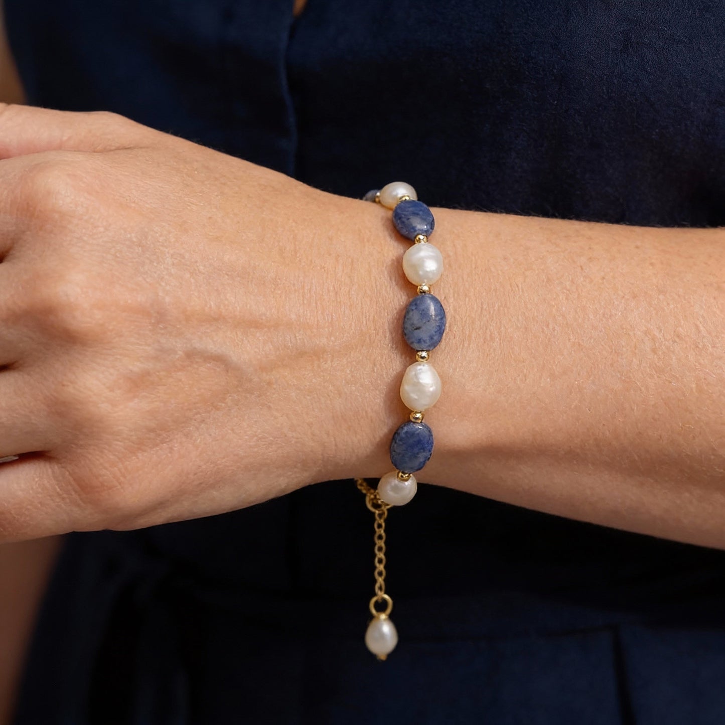 Eleganter Armband mit Süßwasserperlen und Sodalith-Edelsteinen