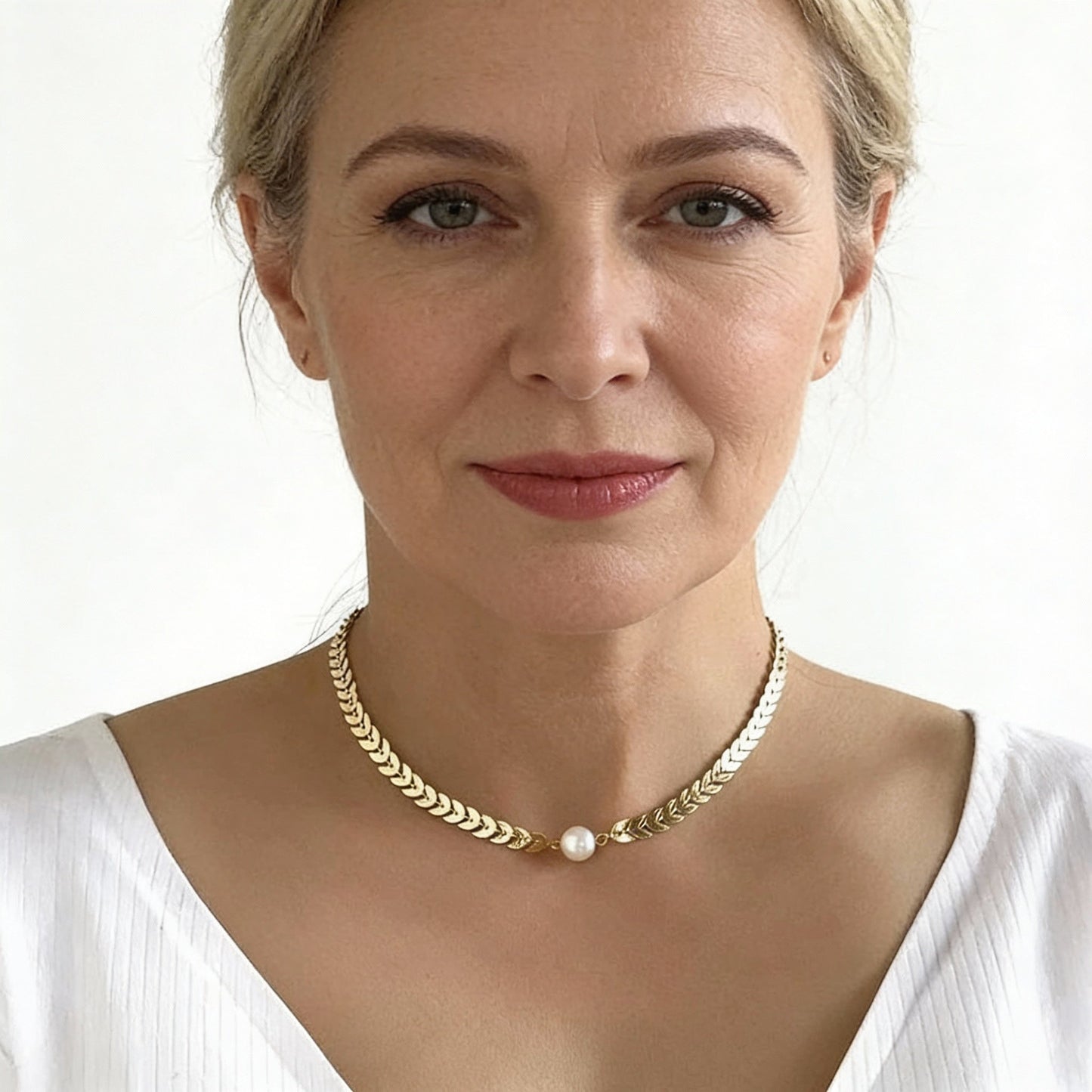 Elegante Perlen-Choker-Halskette mit filigranem Fischgrätenmuster