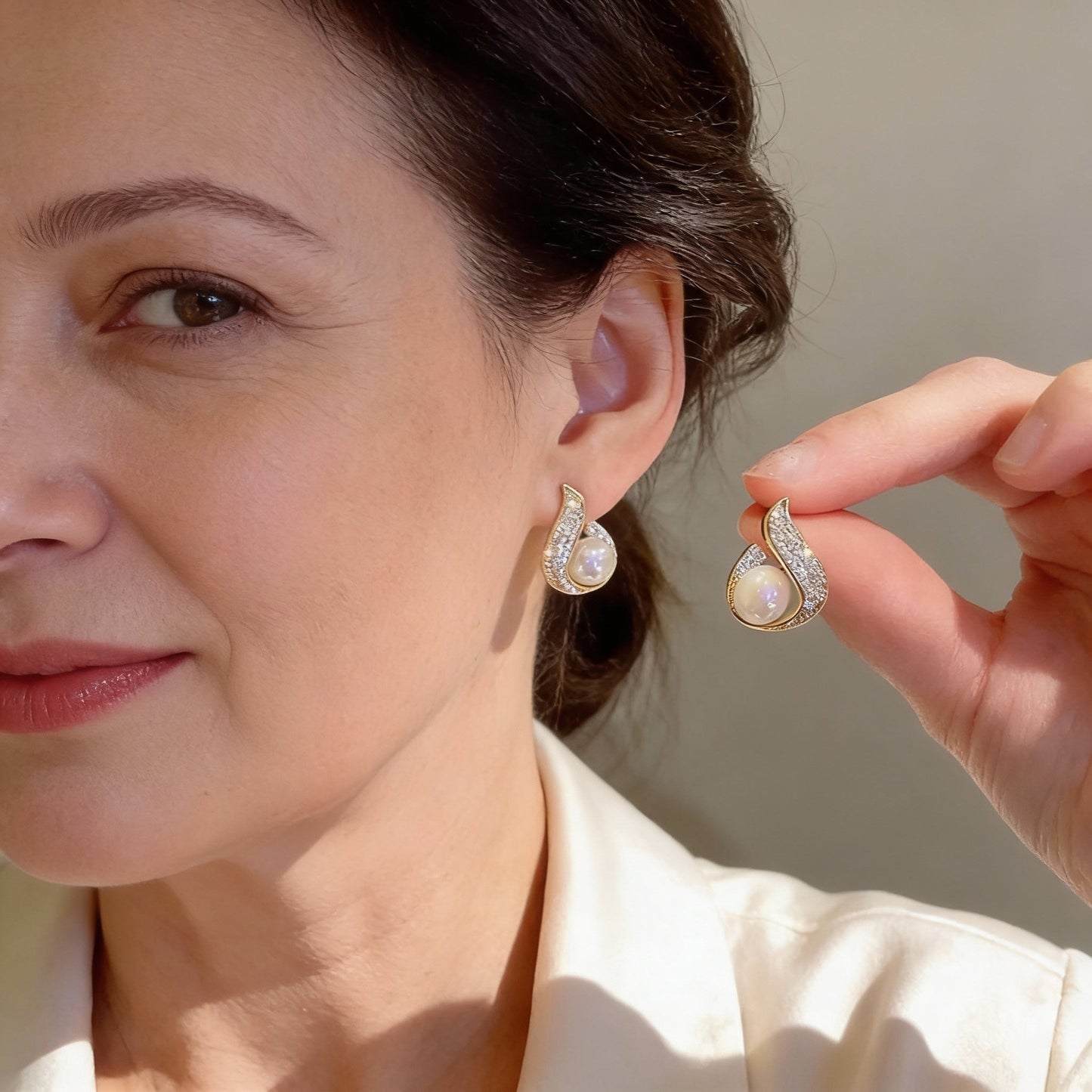 Elegante Zirkonia-Ohrringe mit glänzenden Perlen in Tropfenform