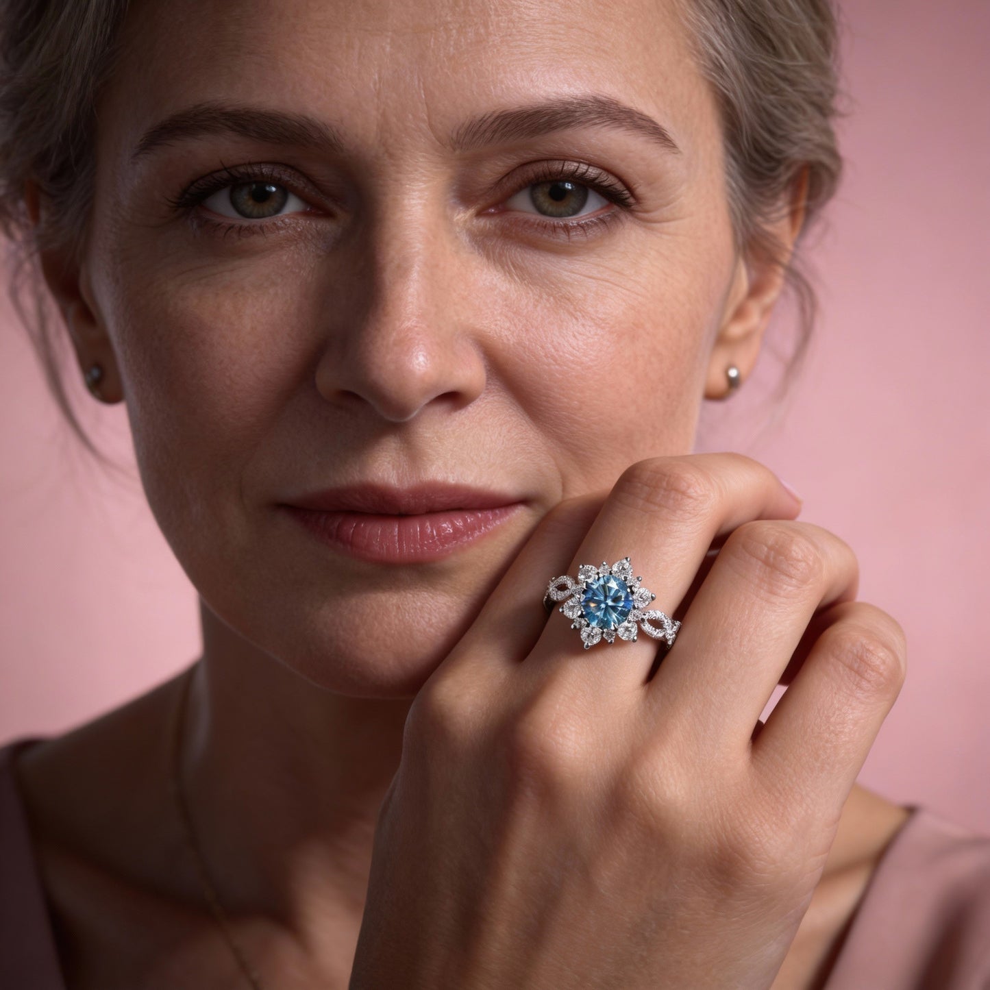 Blumenförmiger Ring mit türkisfarbenem Kristall