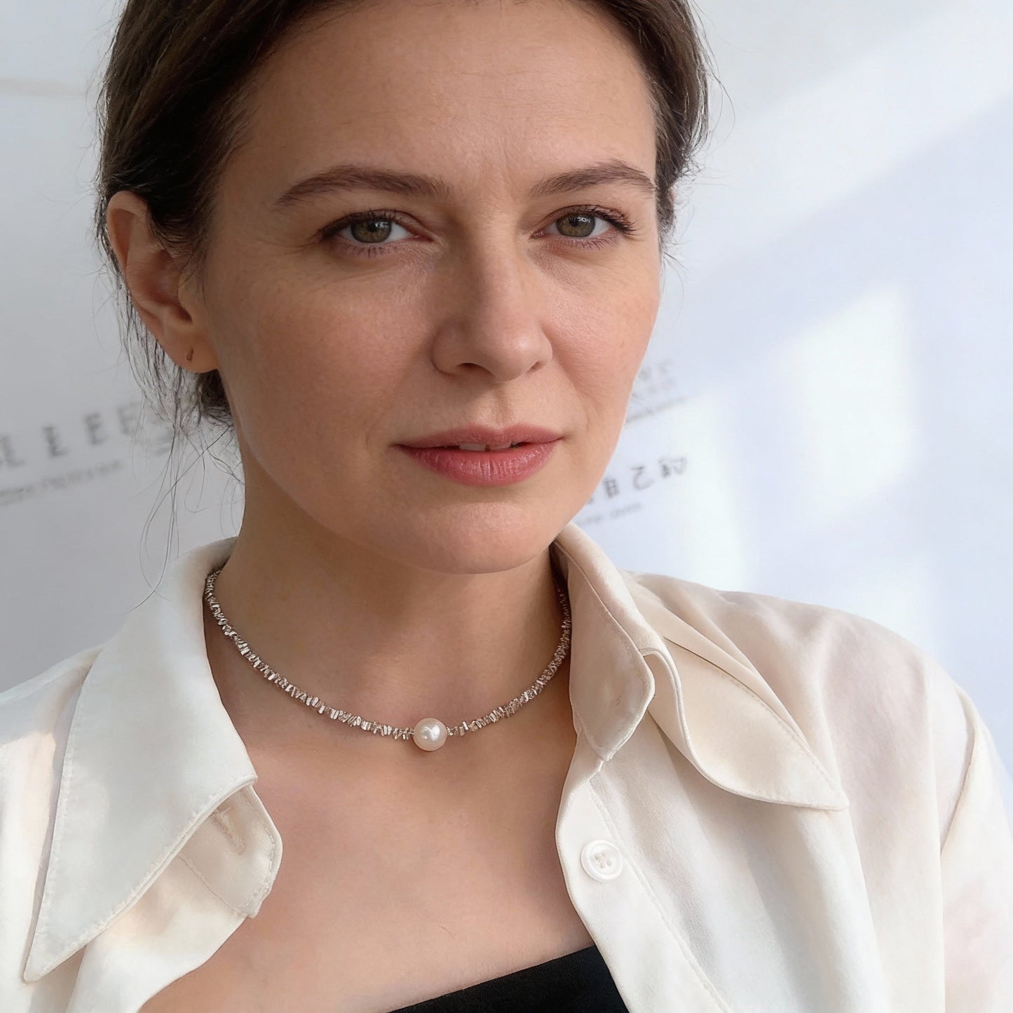 Elegante Perlenkette mit funkelnden Zirkonia-Steinen im Choker-Stil
