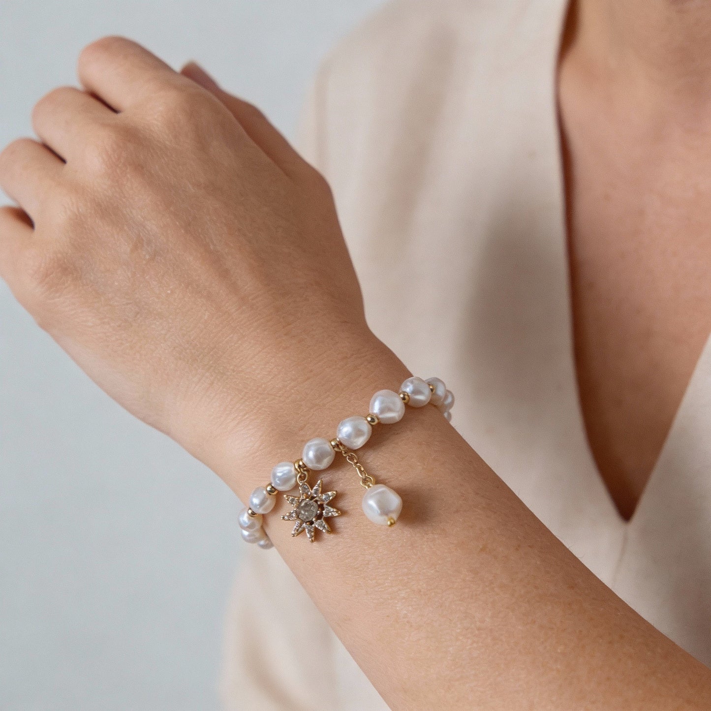 Edles Süßwasserperlen-Armband mit funkelndem Stern- und Perlenanhänger