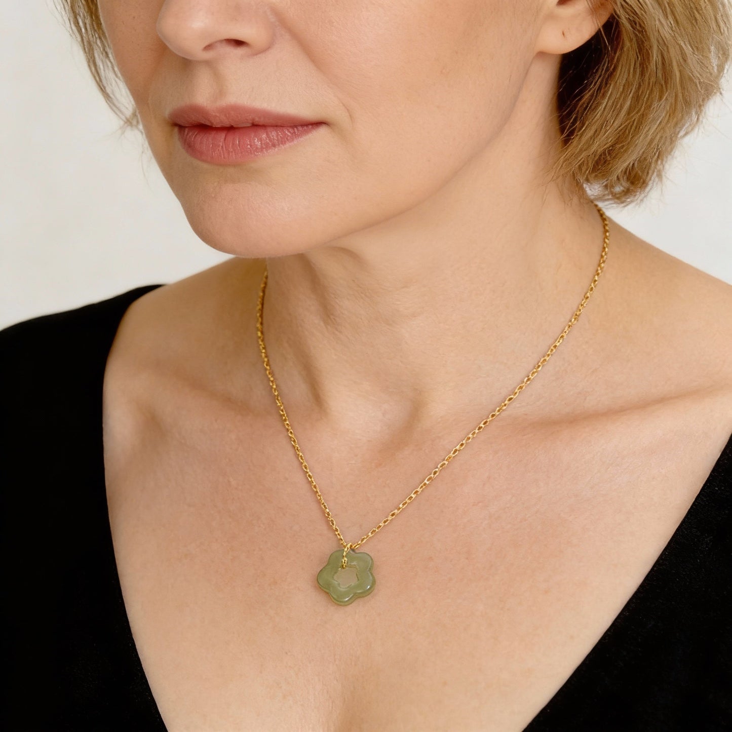 Elegante Damen Halskette mit Jade-Blütenanhänger
