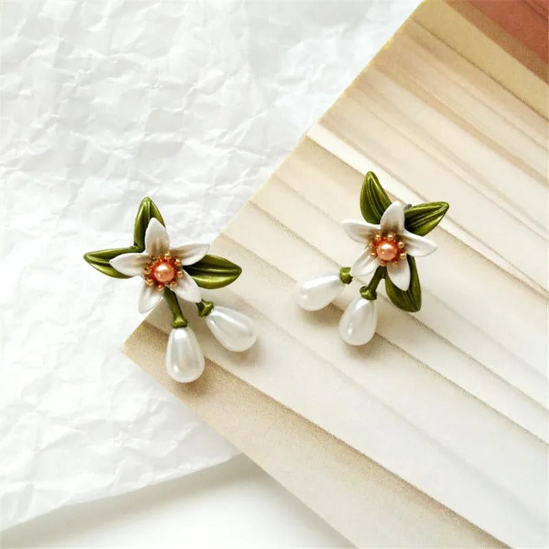 Elegante Ohrstecker mit Perlenblüten und grünen Blättern