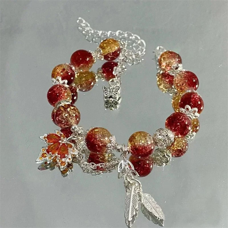 Herbstlich inspiriertes Armband mit roten und goldenen Glitzerperlen und Anhängern