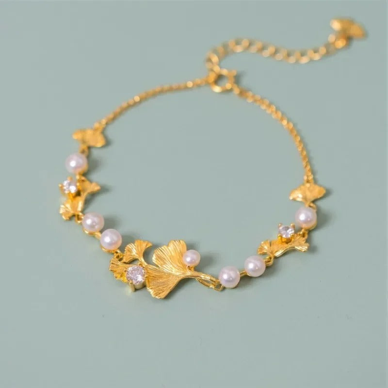 Vergoldetes Ginkgoblatt Armband mit schimmernden Perlen und Zirkonia