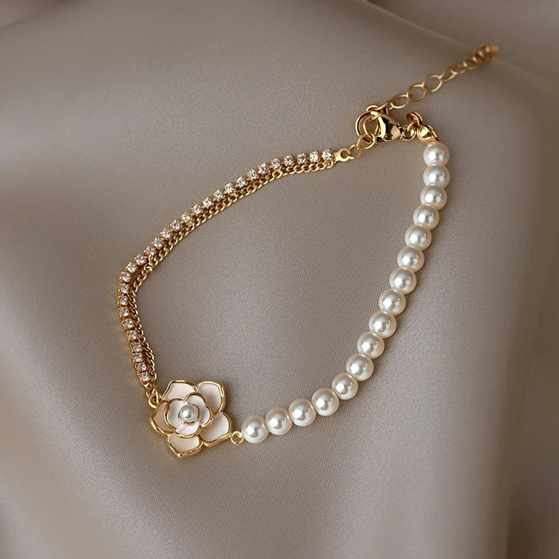 Elegantes Perlenarmband mit Zirkonia und floralem Kamelien-Design