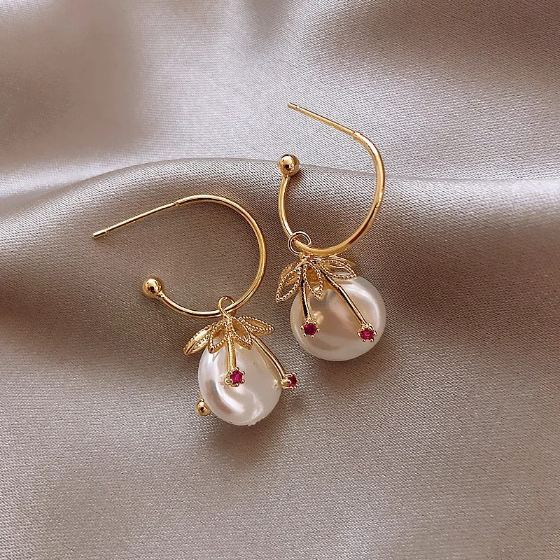 Elegante Perlenohrringe mit zarten Blättern und roten Akzenten
