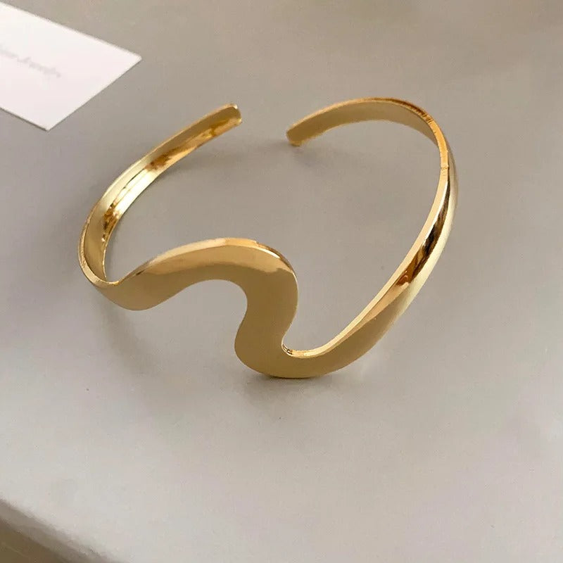 Chices Offenes Manschettenarmband mit Wellenförmigem Glänzendem Design