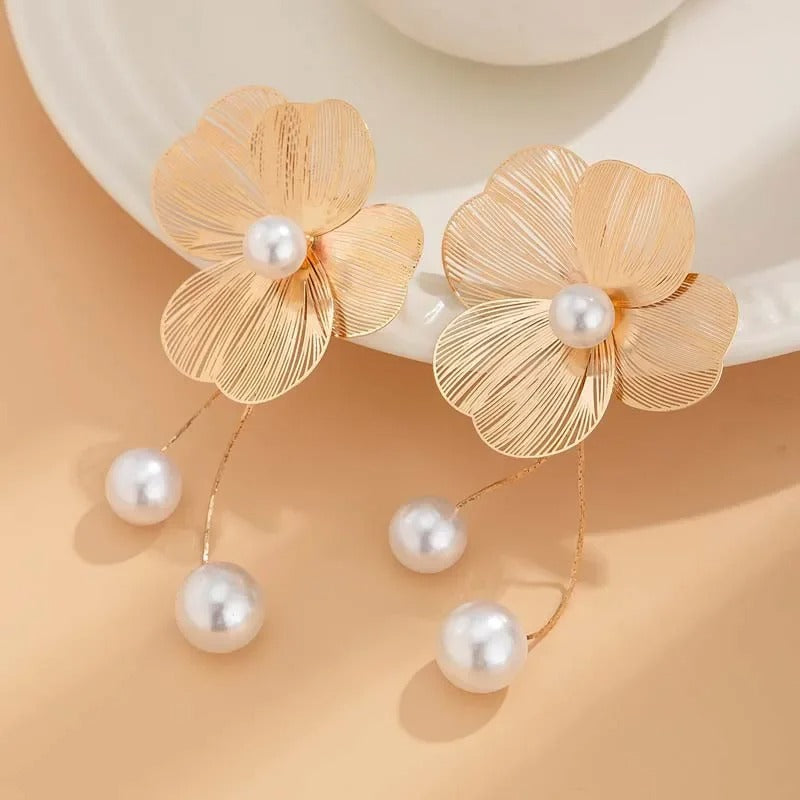 Elegante Perlen Blumenohrringe mit filigranem Design und schwingenden Anhängern